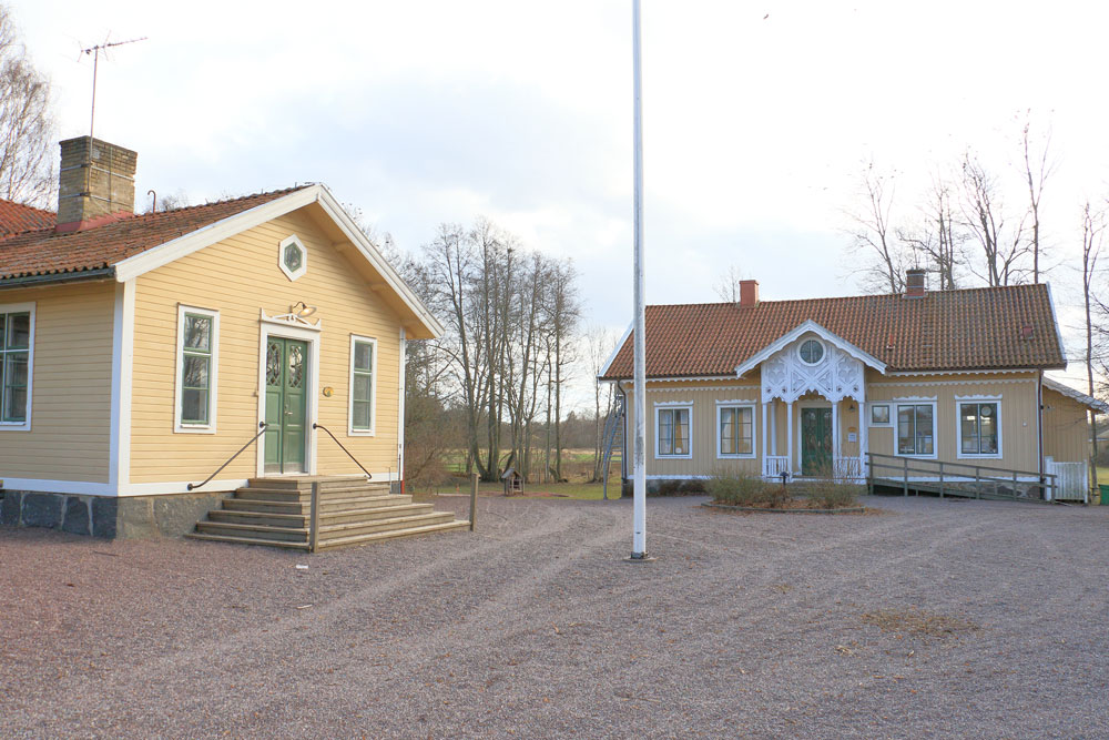 Lärarbostaden till höger Foto: Stefan Svenaeus 2024