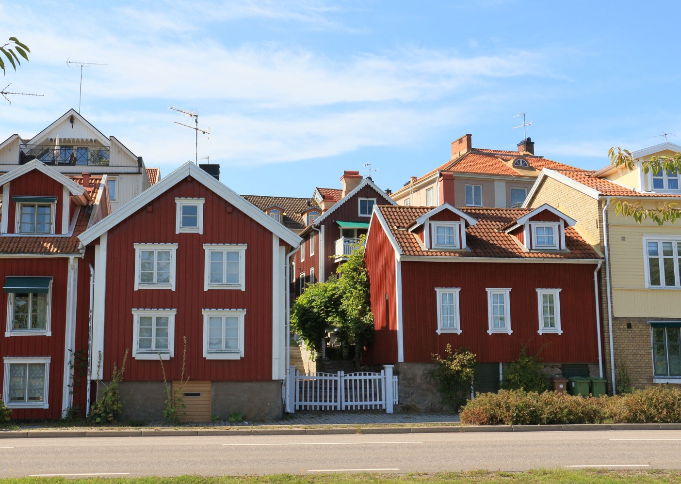 Hyssarebacken 9 och 8 mot Sjötorgsvägen Foto: Stefan Svenaeus 2024